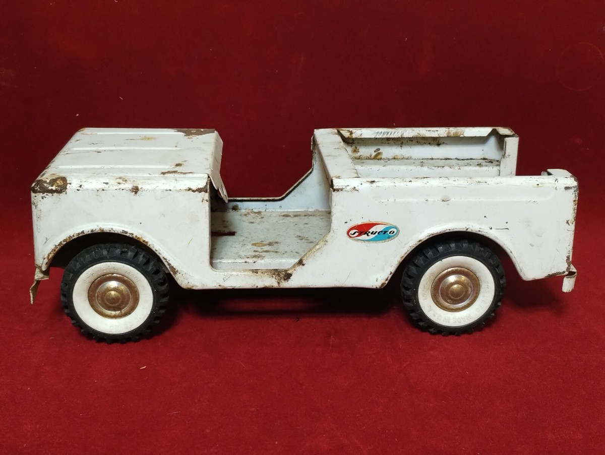 VINTAGE STRUCTO JEEP or BRONCO TRUCK 1/16th PRESSED STEEL WHITE