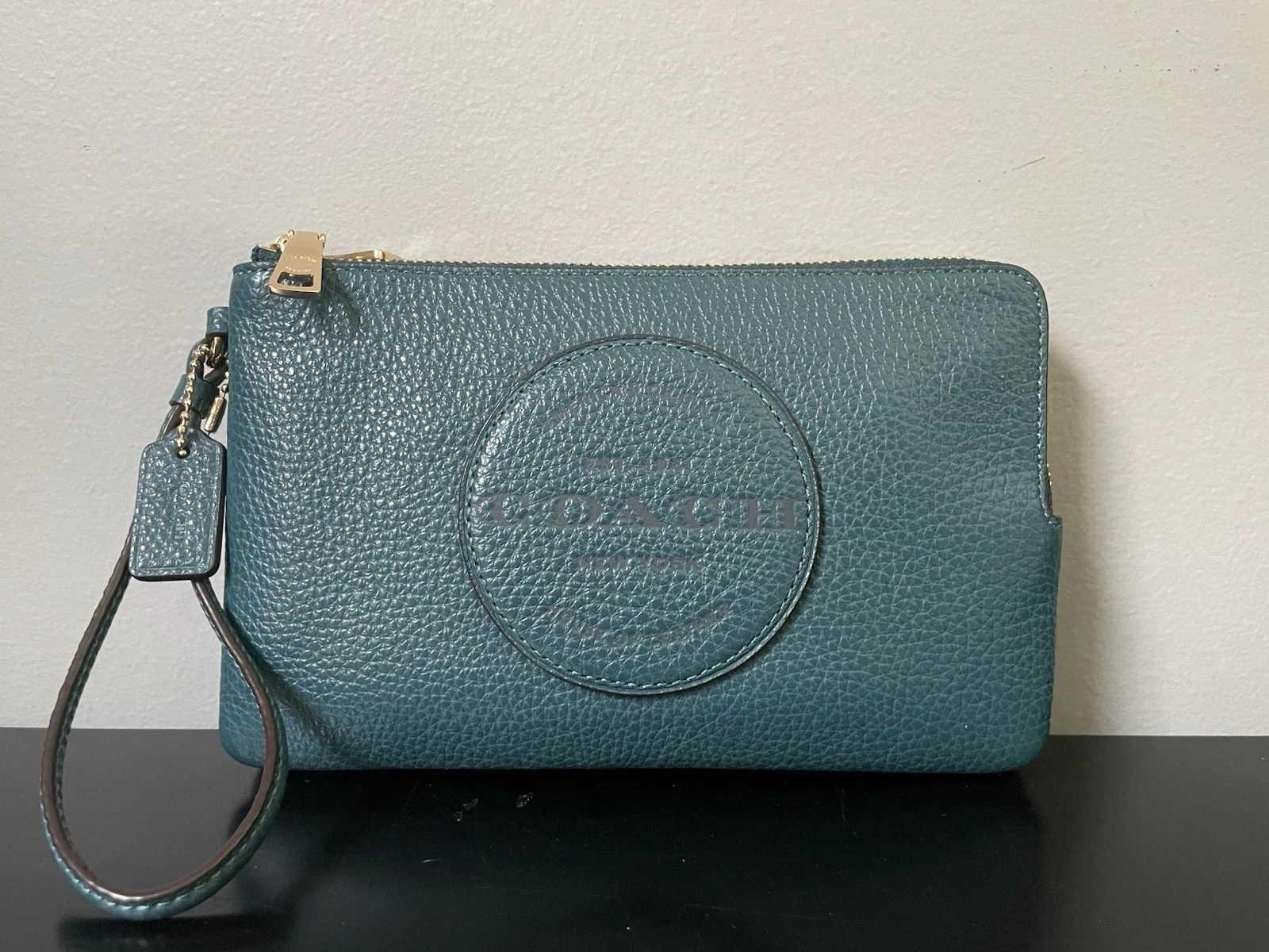 COACH Dempsey Portafoglio Doppia Zip Polso Coach Patch Pelle Verde Ciottolo