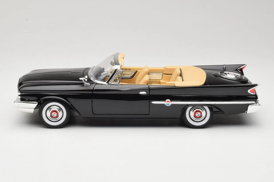 92748 Chrysler 300F Cabriolet Black Road Signature 1:18 - Image 4 of 4