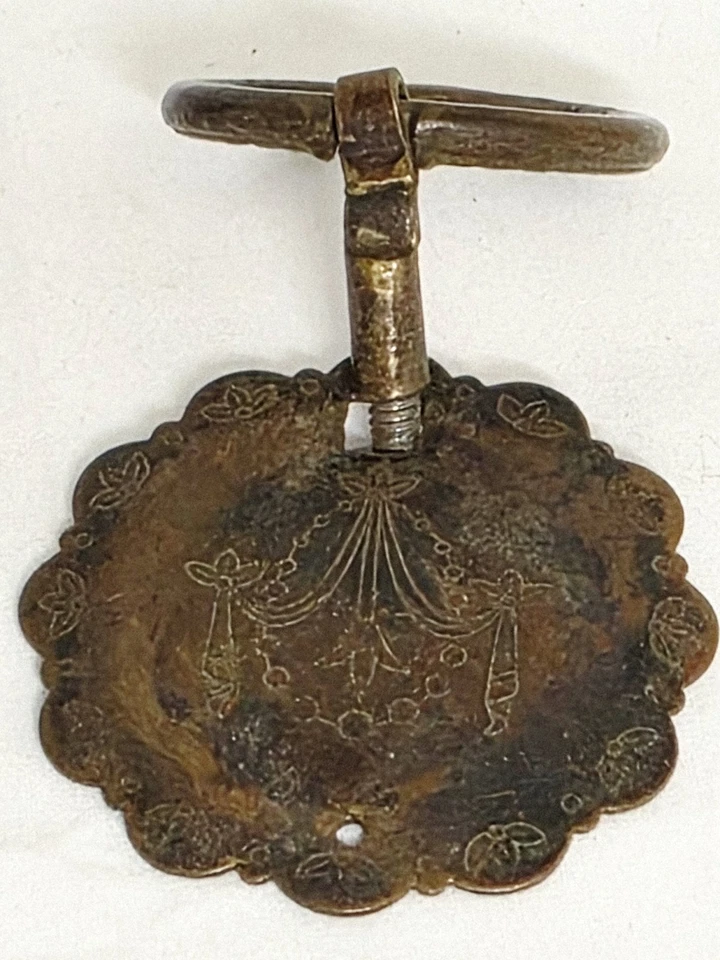 1900 年代小号深黄铜镀落环拉手和背板 1 古董 — 第 2/4 张图片