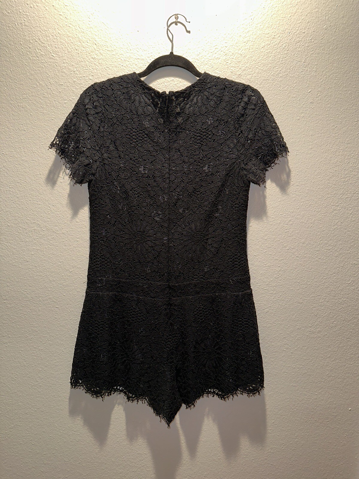 ALEXIS INTERMIX *ALAIN BLACK LACE CLASSIC VNECK HOLI… Gem