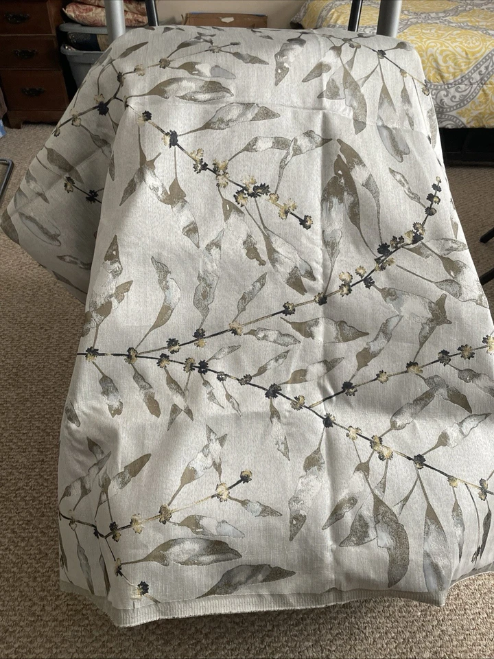 日本灵感缎面面料内饰。 灰色花朵/枝条 2 3/4 码 55 英寸宽 — 第 2/4 张图片