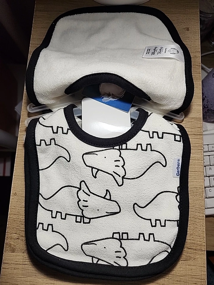 Paquete de 3 baberos Gerber Baby algodón orgánico dinosaurios negro y crema Foto 3 de 4