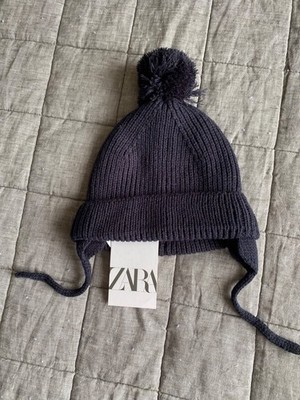Zara Kids dunkelblaue gerippte Bommelmütze mit Ohrenklappen (Größe 3-5 Jahre)