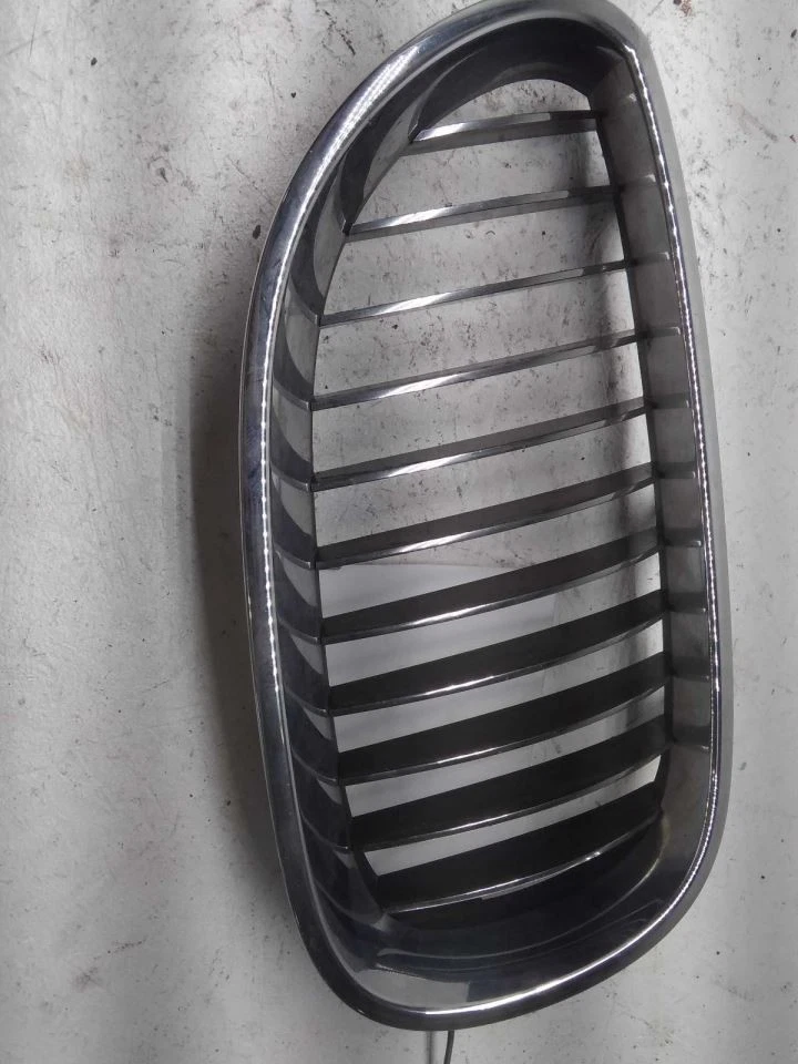 (LOCAL PICKUP ONLY) Passenger Grille Upper Bumper Mounted Fits 06-10 BMW 550i 29 - Image 2 of 4