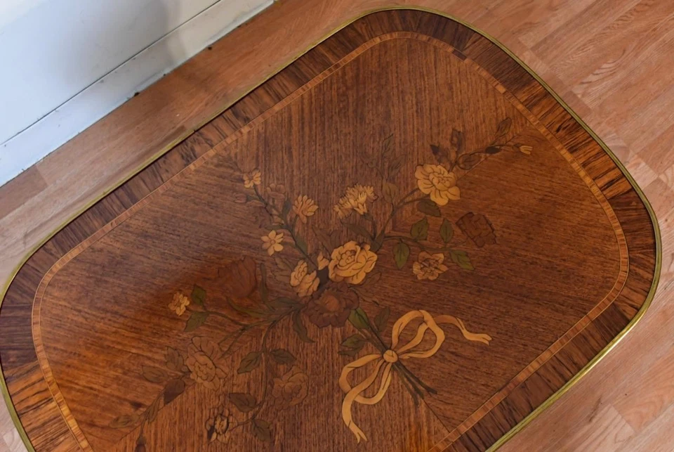 Mesa de centro pequeña French Louis XV 1900 con incrustaciones de nogal y madera satinada Foto 3 de 4