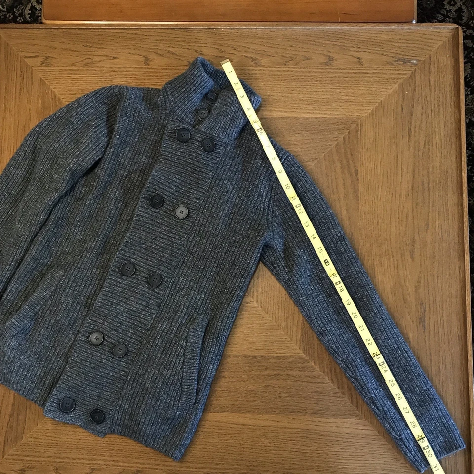 Cárdigan de punto de doble botonadura gris pequeño de H&M para hombre suéter botón delantero Foto 3 de 4