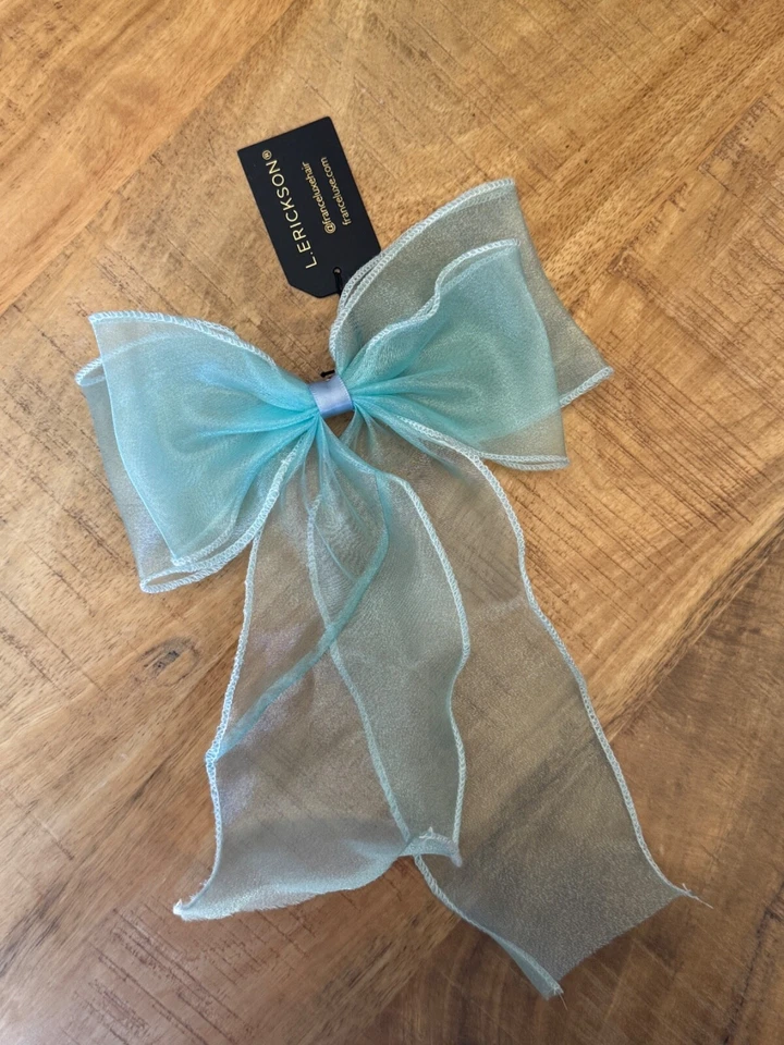 Elegante pasador de cinta con moño de organza transparente L. Erickson Foto 2 de 4