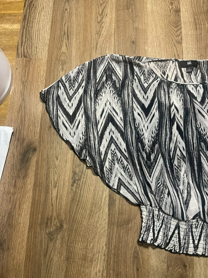 Blusa IZ Byer, para mujer talla pequeña, negra blanca, estampado integral, dobladillo ajustado Foto 4 de 4