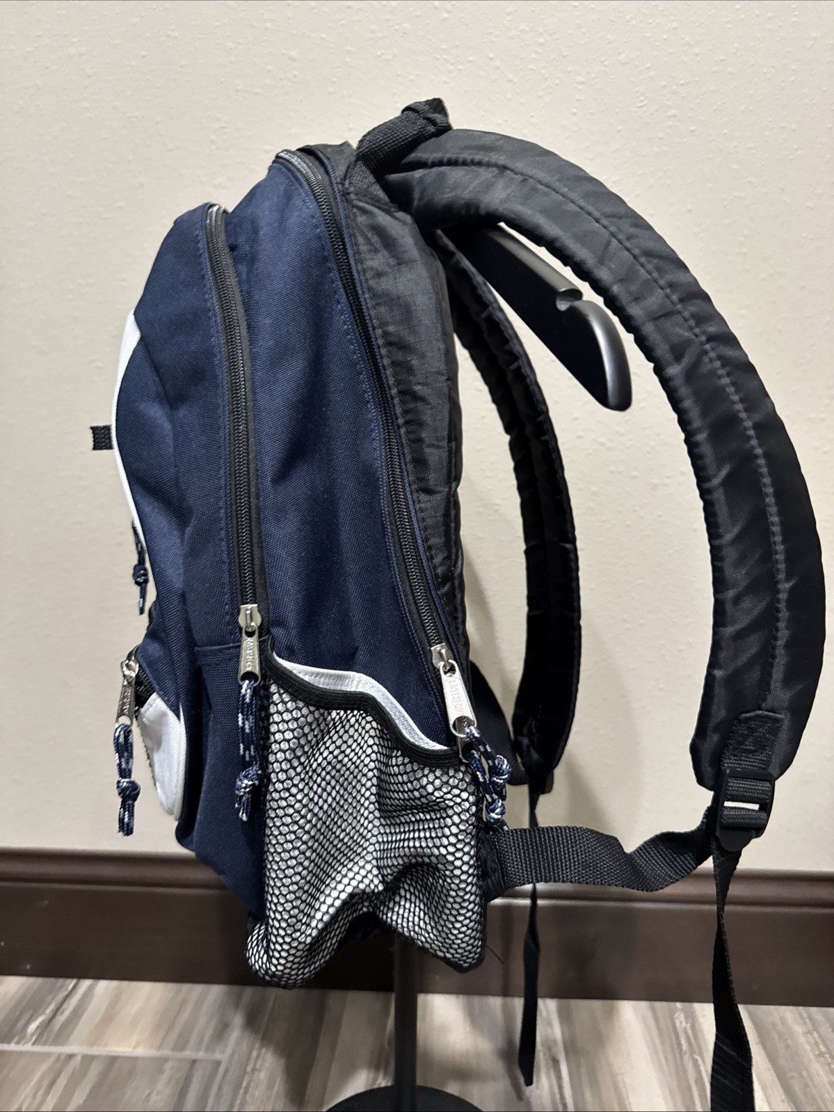 EASTSPORT BACKPACK NAVY WHITE BACKPACK CLEAN! - image 2