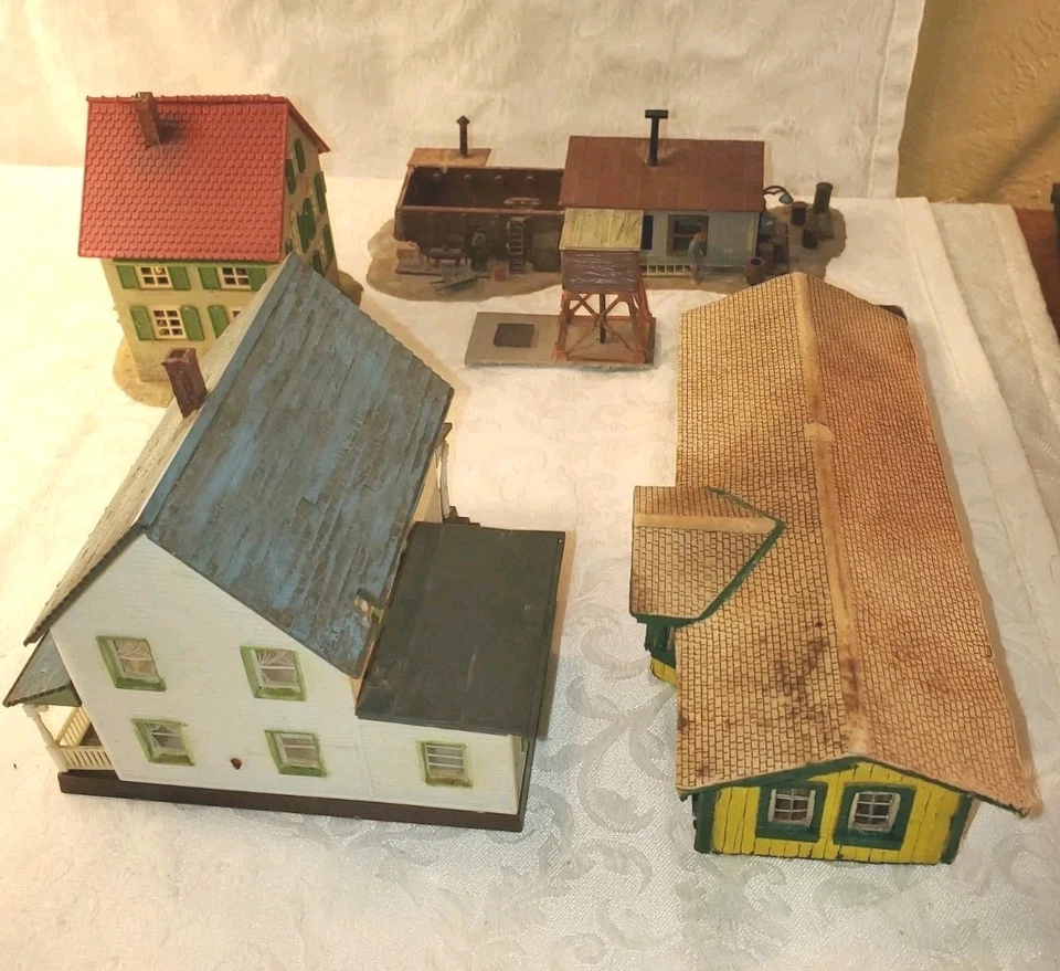 AMB SANTA FE Freight Station +4 Buildings HO Scale Inn, House, Water-tower, Pump - Image 2 of 4