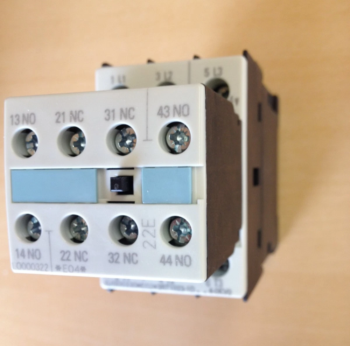 Siemens Schütz mit Varistor,4KW,24V/DC,50Hz,3RT1023-1DB44-0KV0,2S 