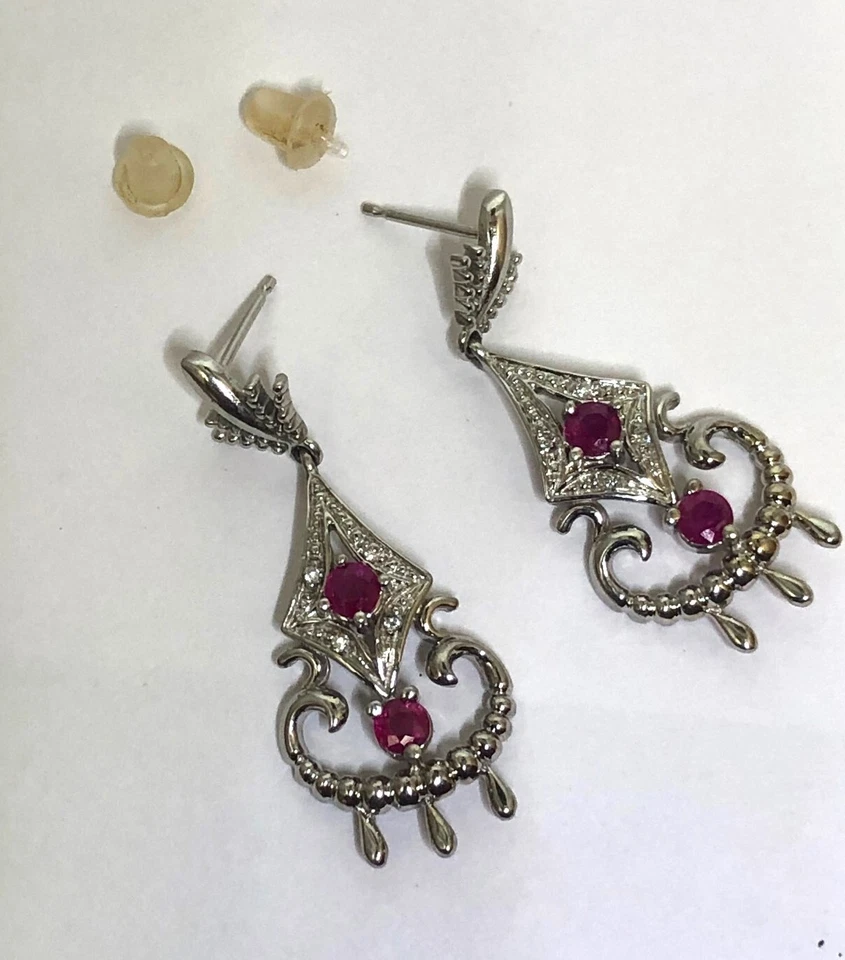 Pendientes colgantes de diamantes con rubí araña de oro blanco de 14 K EMA Foto 2 de 4