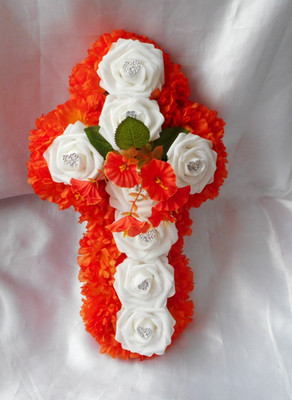Gedenkkreuz Kunstblumen orange weiß Nelke Rose Beerdigung Grab Crem