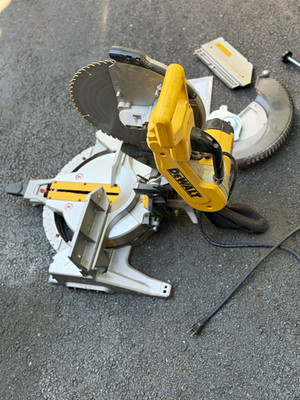 DEWALT DWS716 12 in Double Bevel Compound Miter Saw 120V Corded Electric