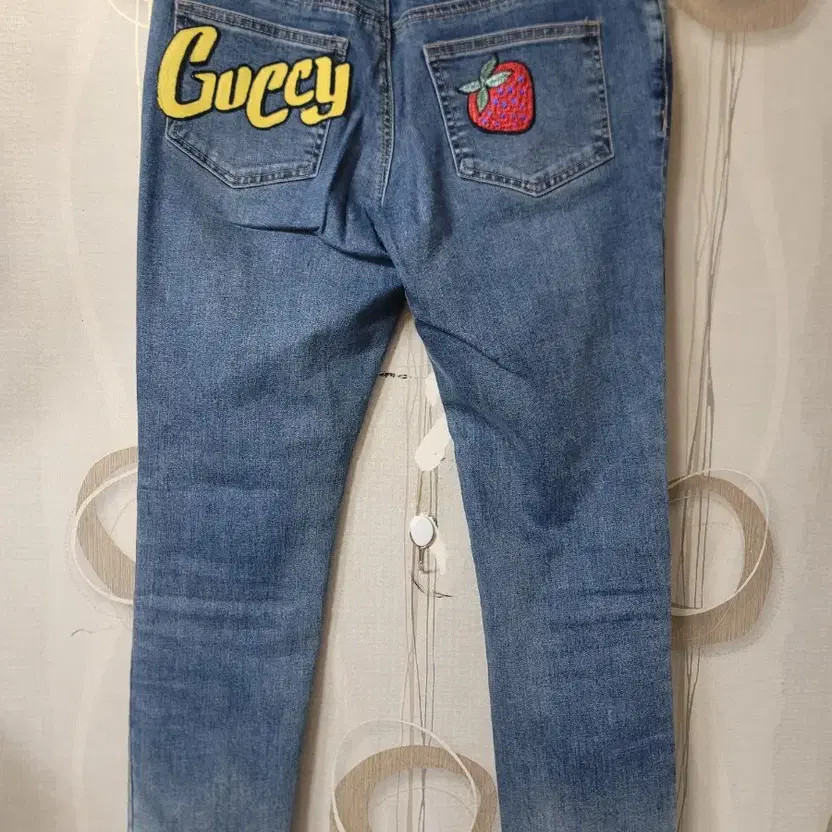 Gucci Women's Blue Jeans Size 28 Slim Fit with Slight Wash thumbnail 2