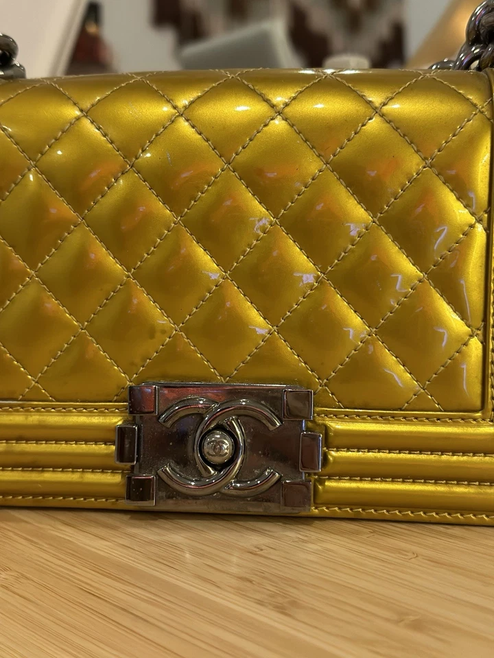 Bolso Chanel Boy con solapa acolchado charol pequeño Foto 2 de 4