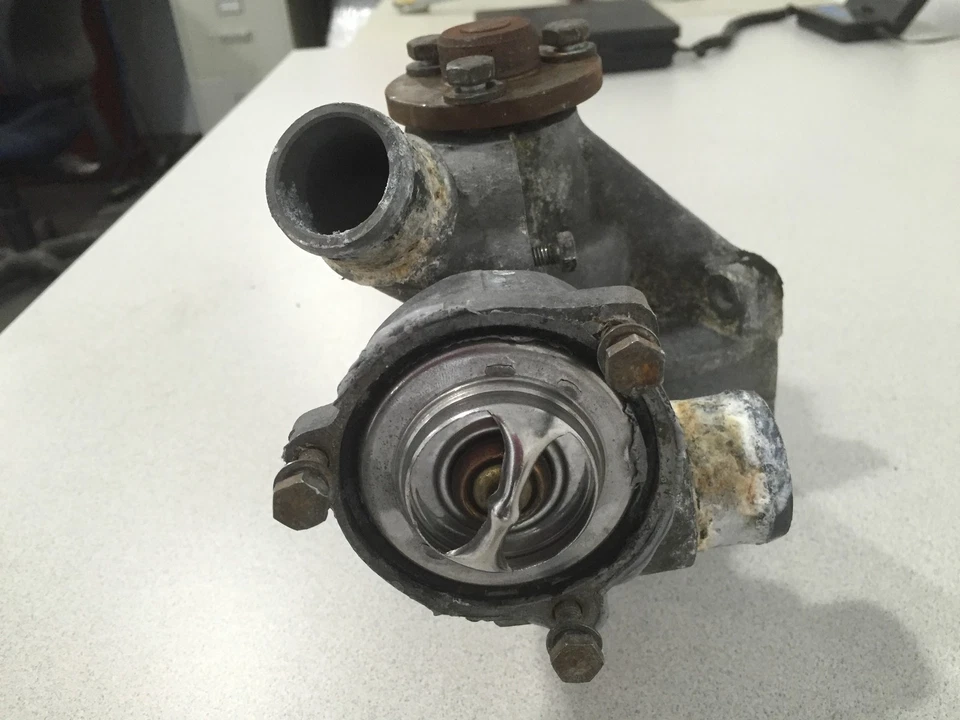 Mercedes-Benz 190e W201 1987-1993 ~ bomba de agua ~ pieza OEM Foto 3 de 4