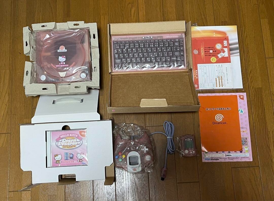 SEGA HELLO KITTYドリームキャストセット すけすけでカワイイ！「Hello Kitty ドリームキャストセット」