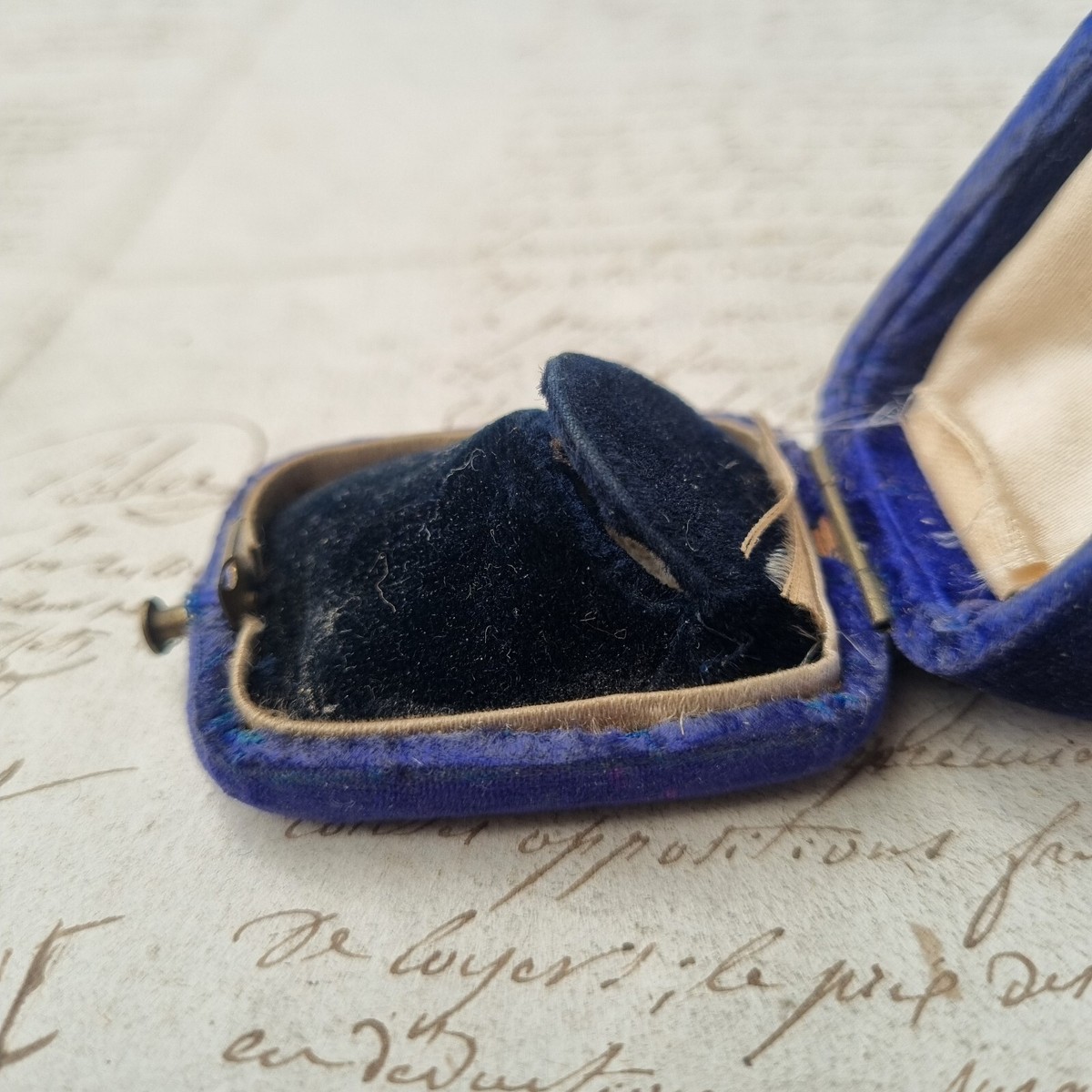 Écrin à Bague Ancien En Velours Bleu – Boîte à Bijou XIXe Siècle, Origine France, Collection Vintage