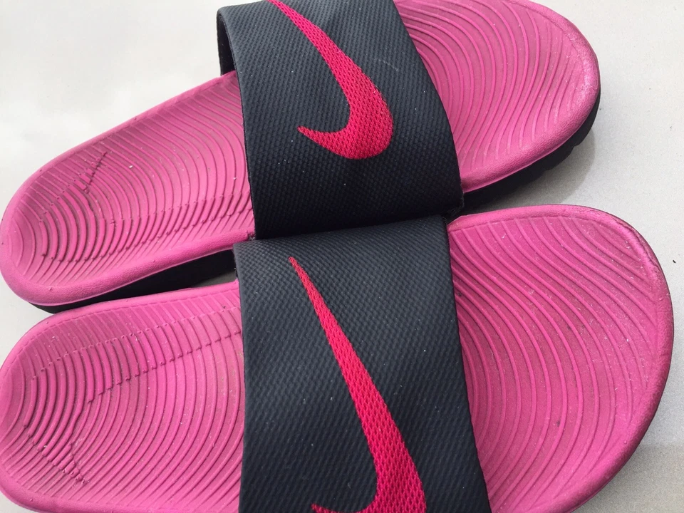 Sandalias Nike Kawa Slide negras rosa vivo 819353-001 talla 4Y Foto 3 de 4