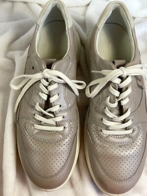 Woman's ECCO leather sneakers US 7 in a subtle pinkish bronze beige base