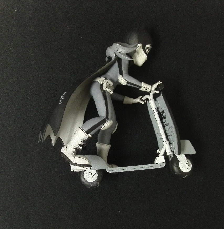 DC Artists Alley - Figura Vinilo Batgirl by Zullo - Blanco y Negro Foto 2 de 4