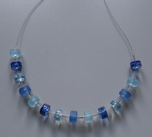 Halskette aus blauen Polarisperlen auf ummanteltem Edelstahldraht 43 cm + 5 cm