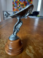 Rolls Royce Spirit of Ecstasy, Emily,  Kühlerfigur Orig. mit Sockel aus Walnuss 