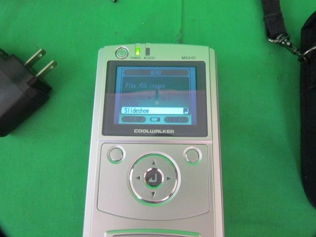 Visor de fotos digital Nikon CoolWalker MSV-01 30 GB con cargador y estuche encendido Foto 2 de 4