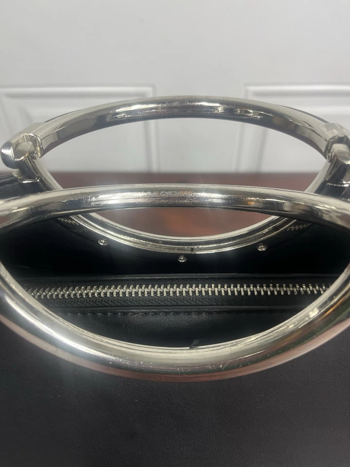 Bolsa tote tiracolo BCBGeneration preta satchel prata alça anel - Usado muito bom estado usado - Imagem 3 de 4