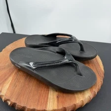 OOFOS OOlala recovery sandals in black patent thong flip flops sz 7 comfort