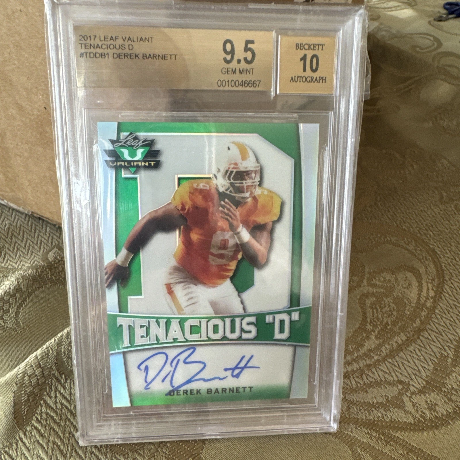 Derek Barnett Leaf Valiant Tenacious "D" Autographs #DB1 Base