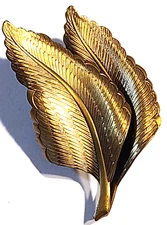 VINTAGE STUNNING GOLD TONE LEAVES SCARF CLIP ~ SIGNED: JERI LOU
