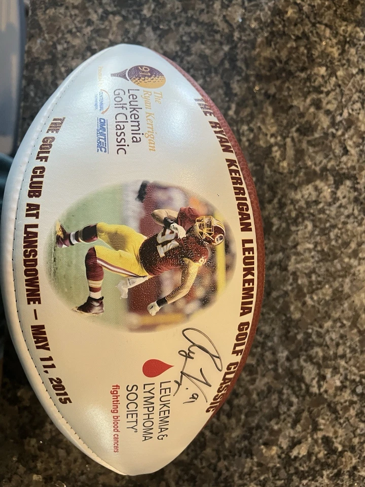 Futebol americano assinado por Ryan Kerrigan Washington Redskins - Imagem 3 de 3