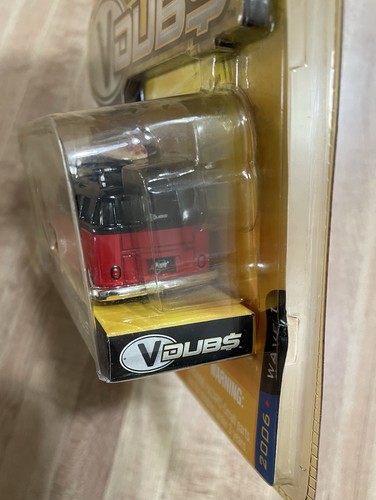 Jada Toys VDUBS - 2 1962 Volkswagen Buses With Surfboards 2006 Wave1 - Picture 8 of 10