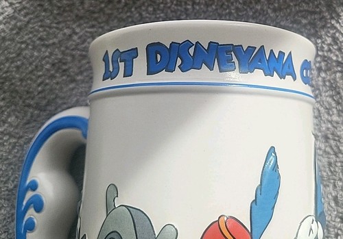 Disney Topolino 1992 attraverso gli anni spedizione gratuita ceramica 6,5" Stein WDW - Foto 9 di 11