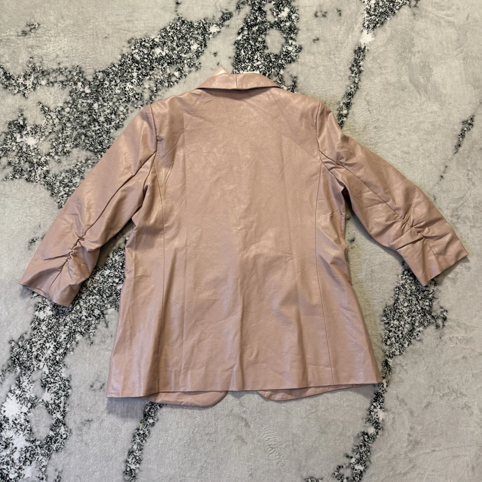 Chaqueta Blazer Skies Are Azul Mujer Talla L Rosa Imitación Cuero Mangas 3/4 Acanaladas Foto 2 de 4