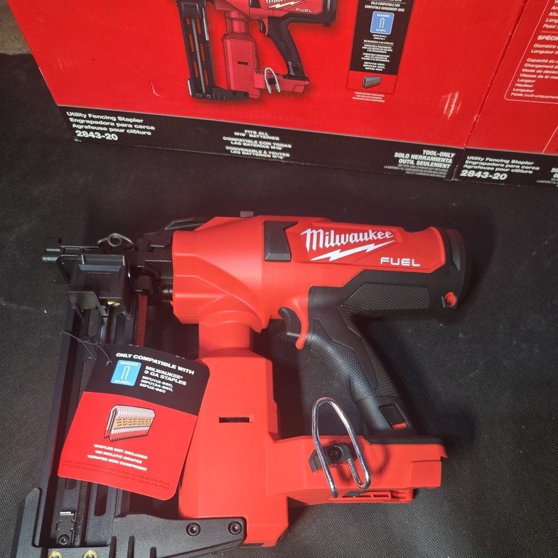 Milwaukee 2843-20 M18 18V FUEL Li-Ion Utility Fencing Stapler - Bare Tool