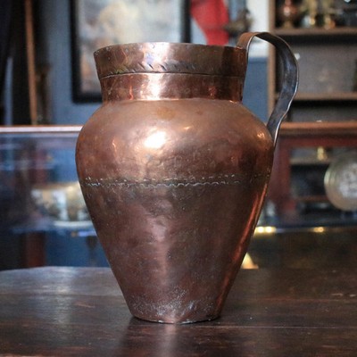 Antiker handgeschlagener nahöstlicher Kupferkrug / Krug mit - 28 cm hoch
