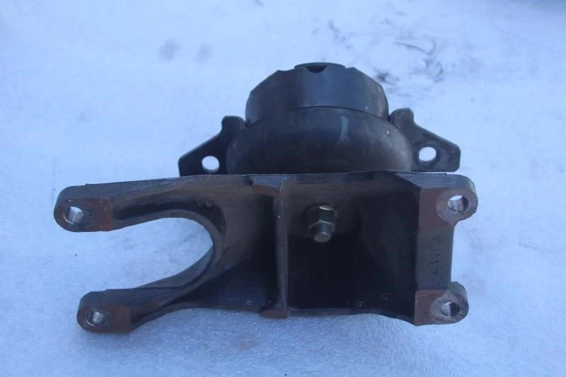 2003 2004 2005 LEXUS GX470 RIGHT FRONT MOTOR ENGINE MOUNT BRACKET - Image 3 of 4