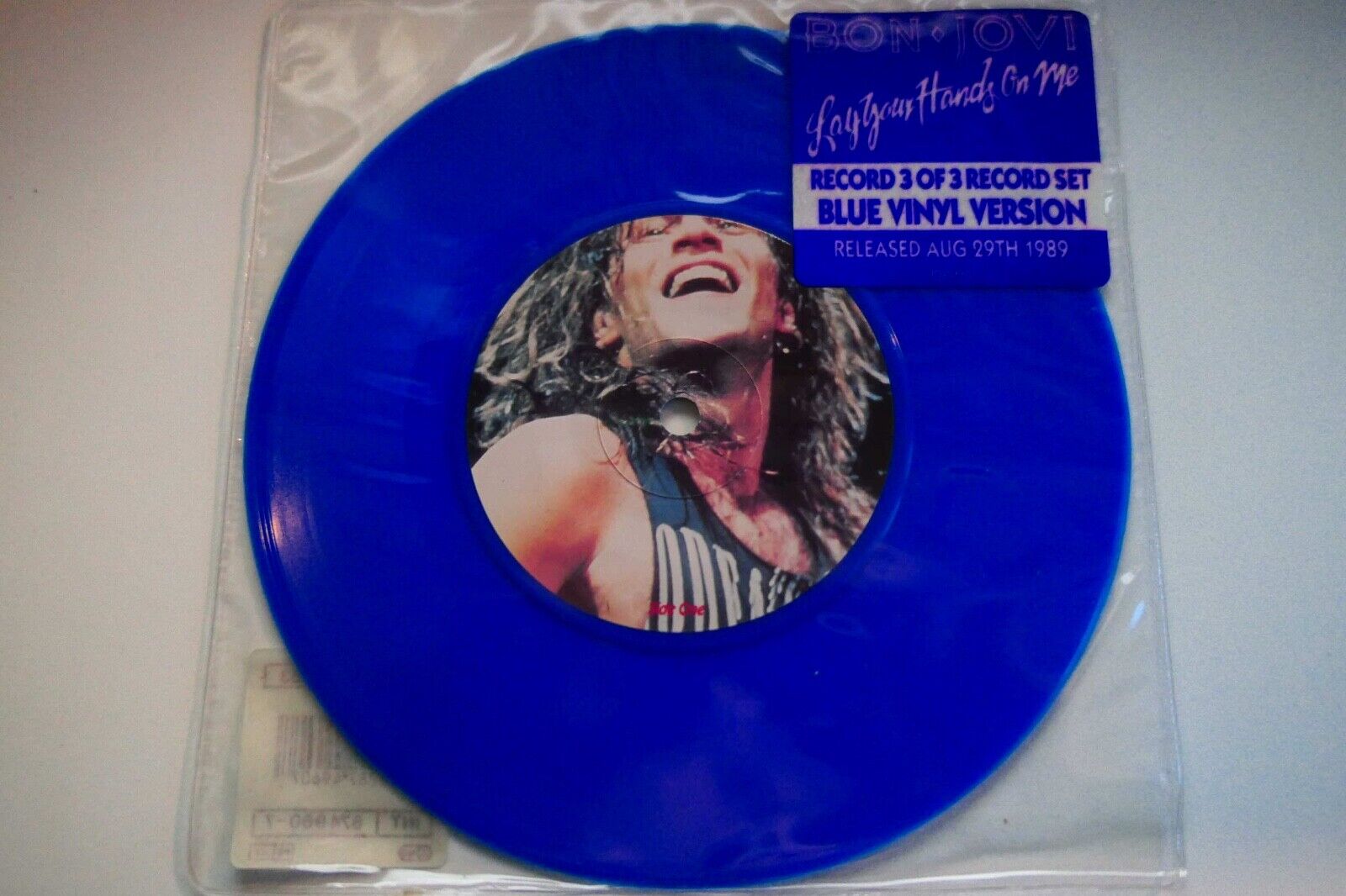 BON JOVI – LAY YOUR HANDS ON ME Collectors Edition Blue Vinyl 7″ – Nr MINT UK