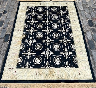 EIN SENSATIONELLER ALTER MASCHINENGEFERTIGTER TRADITIONELLER ORIENTALISCHER KUNSTSTOFFTEPPICH (205 x 133 cm) x