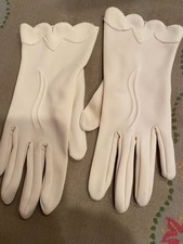 Vintage Pale Pink Womens Gloves w Embroidered Embellishments and Scalloped Edge