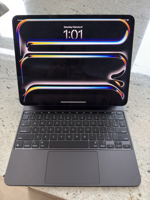 iPad Pro 13-inch (M4) CELLULAR UNLOCKED With Apple Magic Keyboard 