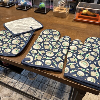 Star Wars  Oven Mitts + Pot Holders 4 pc Kitchen Set Grogu Baby Yoda aop