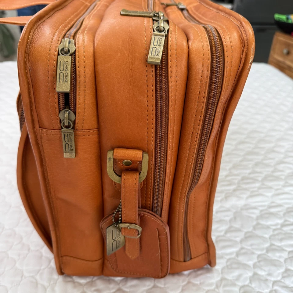 Maletín ejecutivo para computadora Clair Chase ancho en X cuero marrón grano superior cuero de vaca Foto 4 de 4