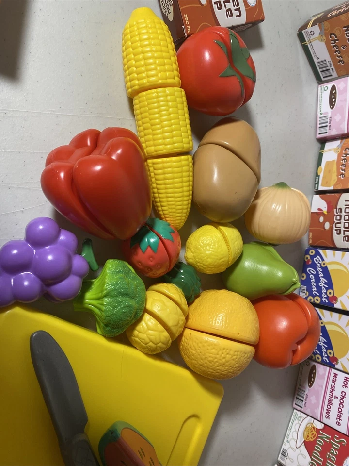 Comida divertida para jugar simulando frutas verduras cortadas con tabla de cortar y cuchillo Foto 2 de 4
