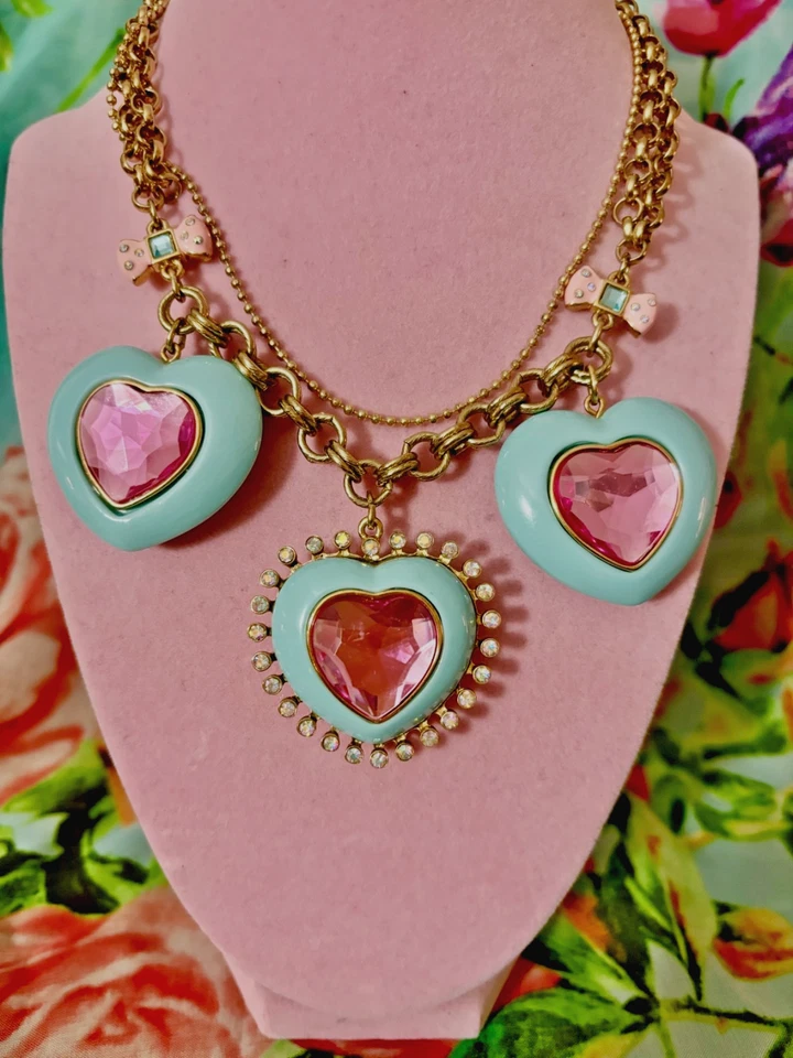 🩷🧑‍🎄🩵Collar GRANDE de Tres Corazones Betsey Johnson Festivo Candyland🩷🧑‍🎄🩵 Foto 2 de 4