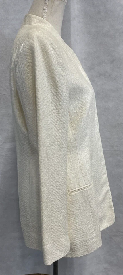 Blazer creme texturizado sem colarinho Emanuel Ungaro tamanho 8 - Imagem 4 de 4